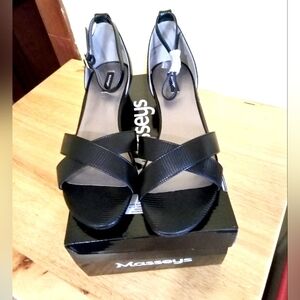 MASSEYS BLACK ANKLE STRAP SANDALS-(NWOT)